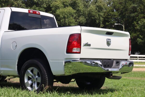 DETALLE ESQ ATRAS CONDUC 2017 Ram 1500 Crew Cab · SLT Pickup 4D, 129.000 millas 5 1/2 ft