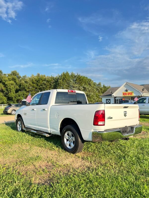 ESQ ATRAS COND 2017 Ram 1500 Crew Cab · SLT Pickup 4D, 129.000 millas 5 1/2 ft