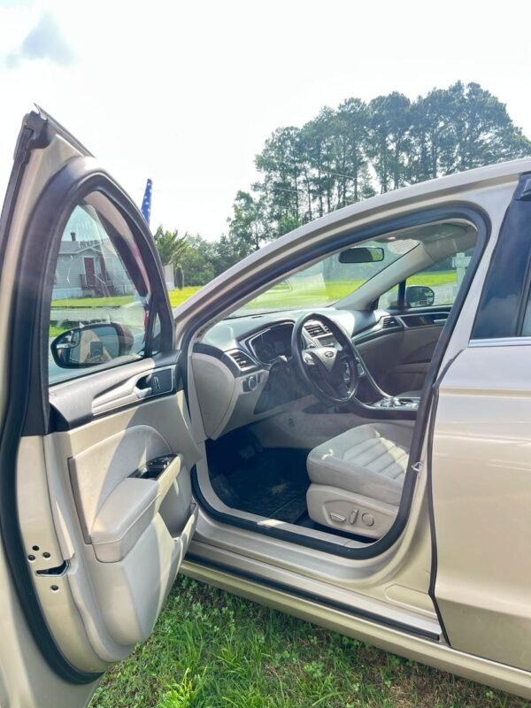 2017 Ford Fusión SE 66.000 millas