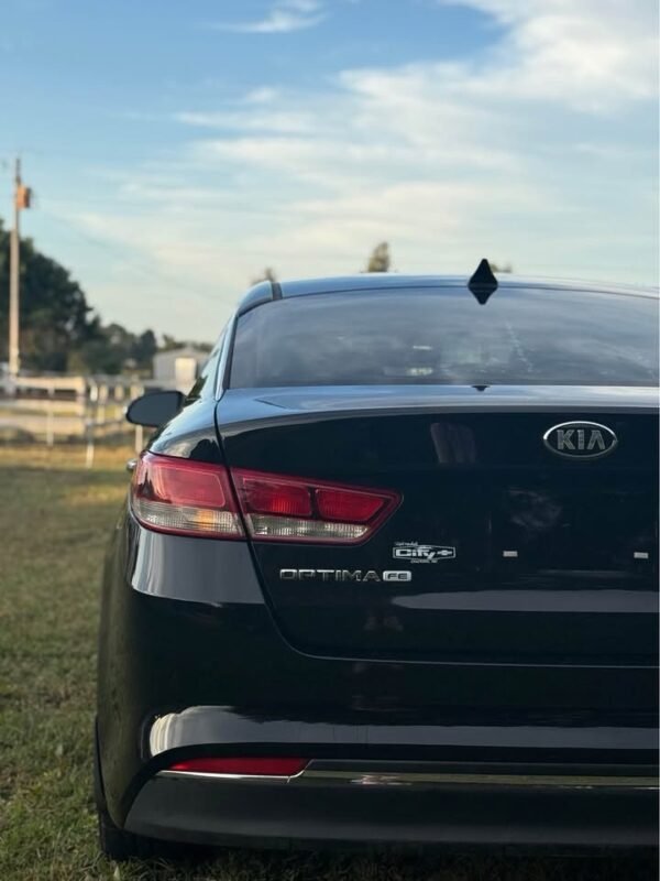 2016 Kia Optima LX.   |    75 mil millas
