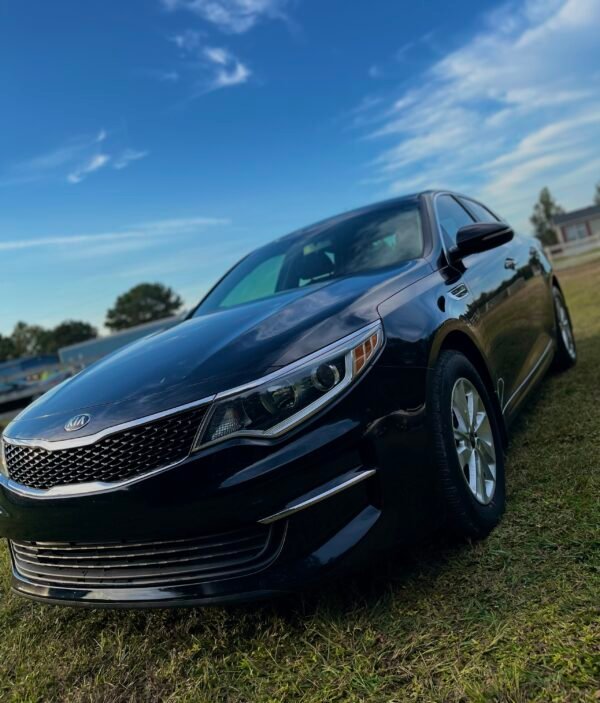 2016 Kia Optima LX.   |    75 mil millas