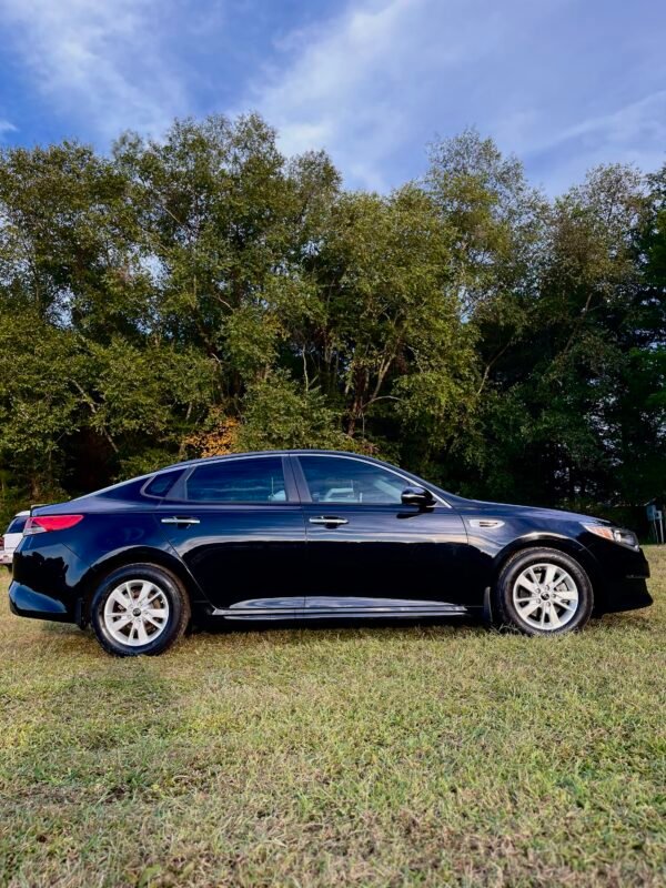 2016 Kia Optima LX.   |    75 mil millas