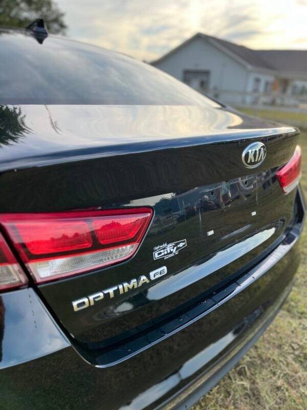 2016 Kia Optima LX.   |    75 mil millas