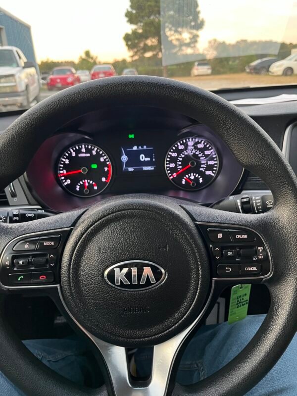 2016 Kia Optima LX.   |    75 mil millas