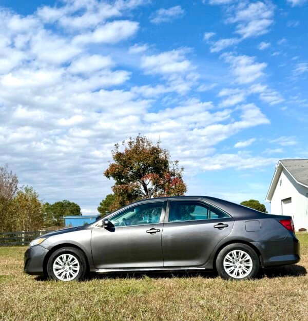 2014 TOYOTA CAMRY L 99 MIL MILLAS