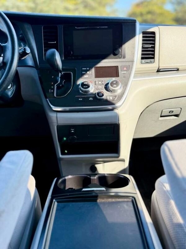 2017 TOYOTA SIENNA LE 106 MIL MILLAS