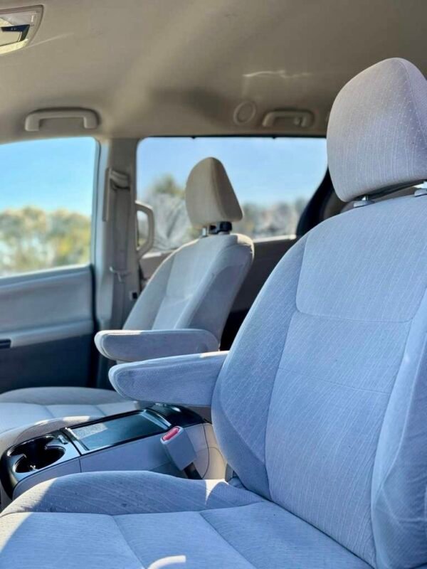 2017 TOYOTA SIENNA LE 106 MIL MILLAS