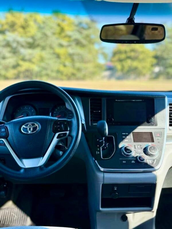 2017 TOYOTA SIENNA LE 106 MIL MILLAS