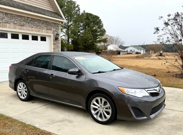 2014 TOYOTA CAMRY L 99 MIL MILLAS