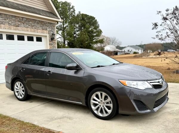 2014 TOYOTA CAMRY L 99 MIL MILLAS