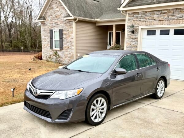 2014 TOYOTA CAMRY L 99 MIL MILLAS