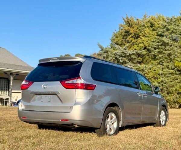 2017 TOYOTA SIENNA LE 106 MIL MILLAS