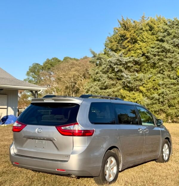 2017 TOYOTA SIENNA LE 106 MIL MILLAS