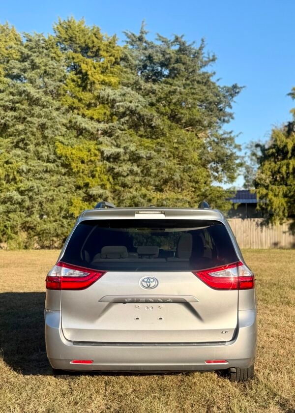 2017 TOYOTA SIENNA LE 106 MIL MILLAS