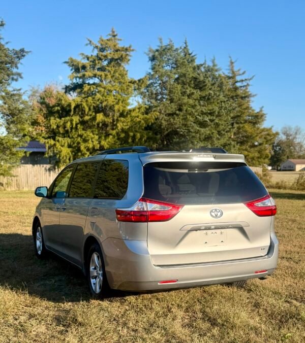 2017 TOYOTA SIENNA LE 106 MIL MILLAS