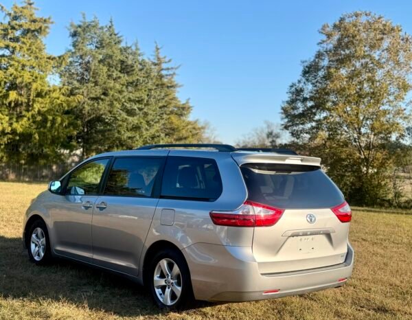 2017 TOYOTA SIENNA LE 106 MIL MILLAS