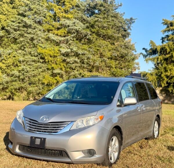 2017 TOYOTA SIENNA LE 106 MIL MILLAS