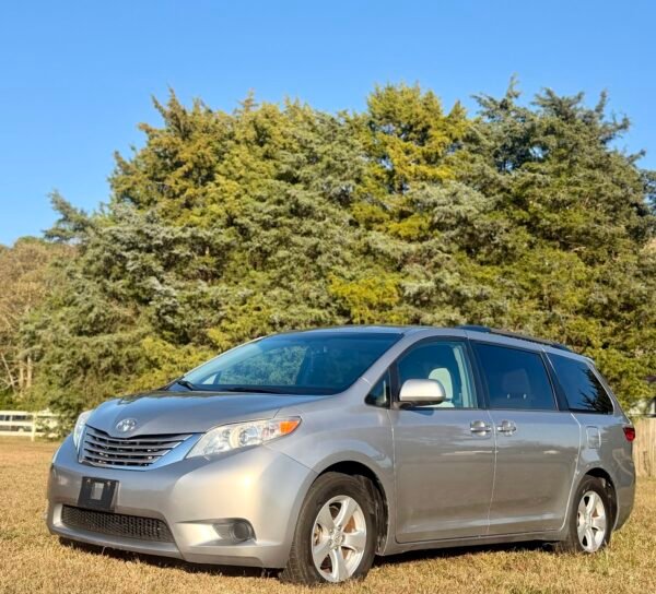2017 TOYOTA SIENNA LE 106 MIL MILLAS