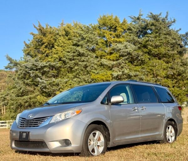 2017 TOYOTA SIENNA LE 106 MIL MILLAS