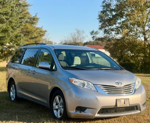 2017 TOYOTA SIENNA LE 106 MIL MILLAS