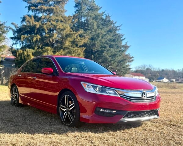 2017 HONDA ACCORD SPORT.   115K MILLAS