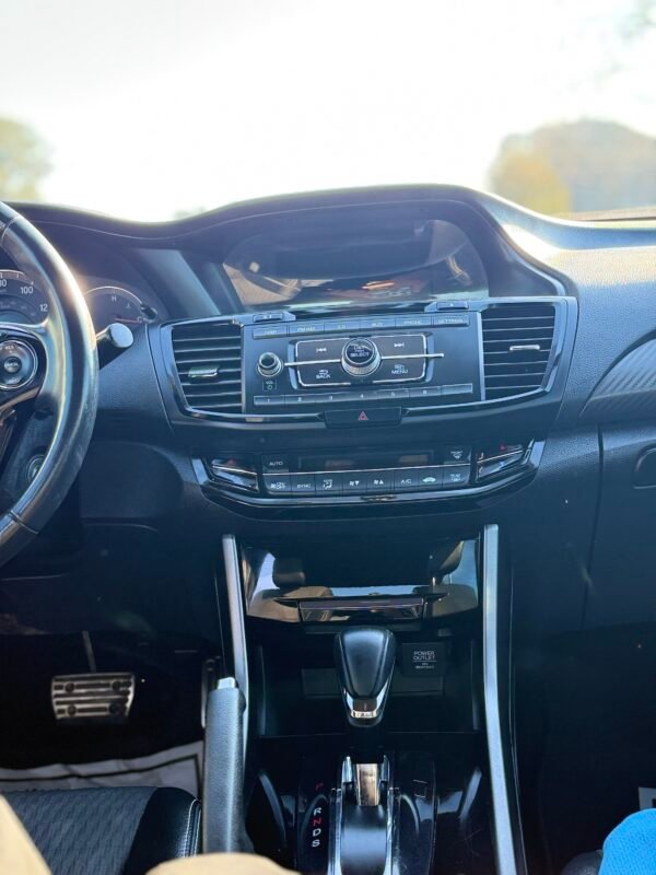 2017 HONDA ACCORD SPORT.   115K MILLAS