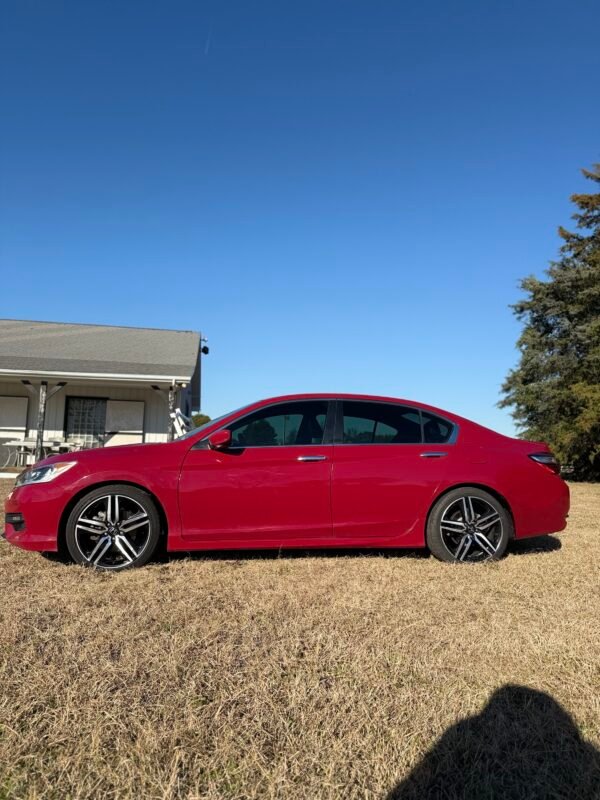 2017 HONDA ACCORD SPORT.   115K MILLAS
