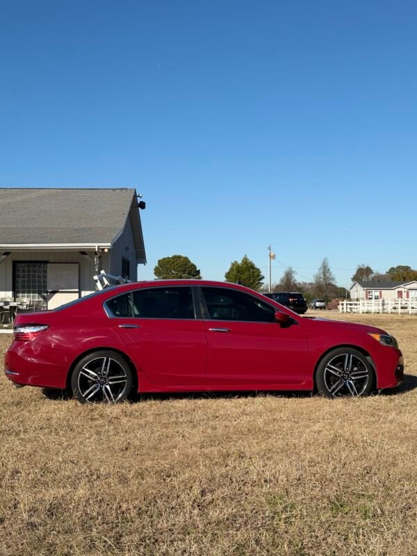 2017 HONDA ACCORD SPORT.   115K MILLAS