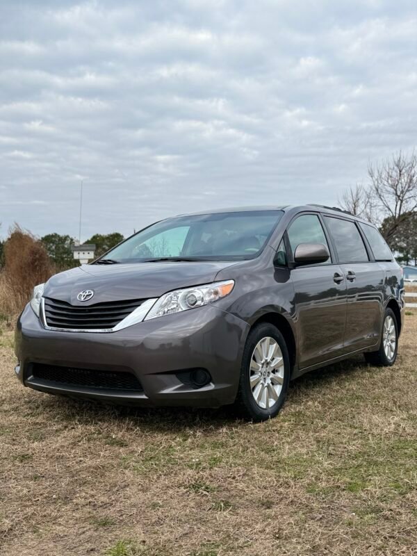 2013 TOYOTA SIENNA LE 55K MILLAS