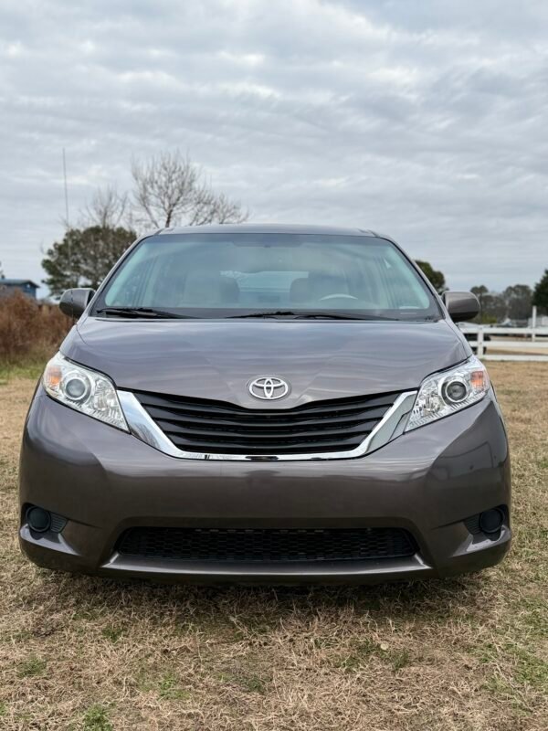 2013 TOYOTA SIENNA LE 55K MILLAS