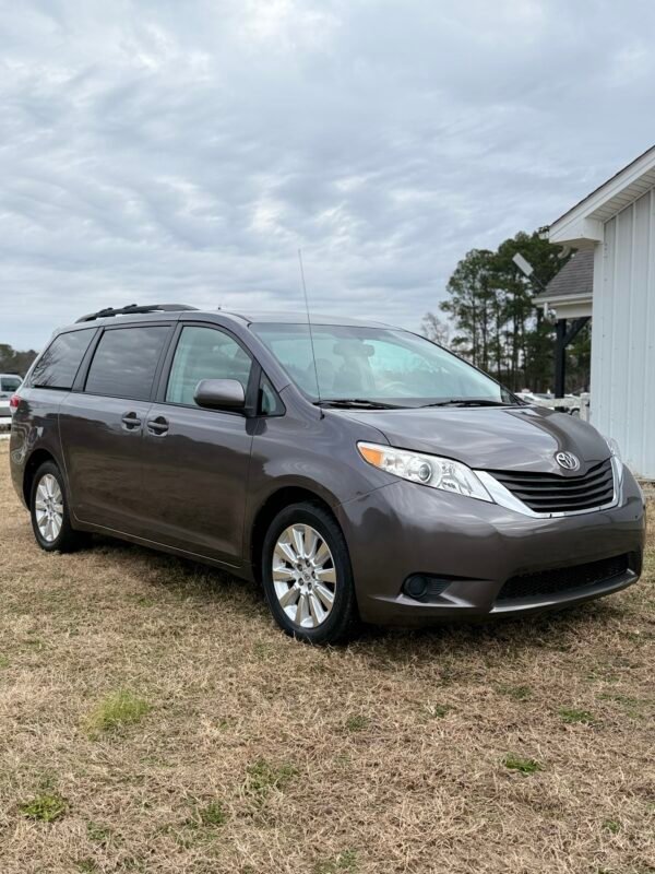 2013 TOYOTA SIENNA LE 55K MILLAS