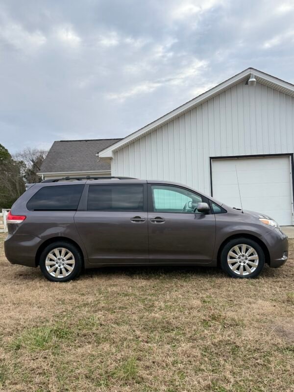 2013 TOYOTA SIENNA LE 55K MILLAS