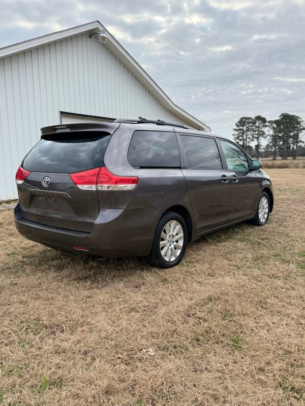 2013 TOYOTA SIENNA LE 55K MILLAS