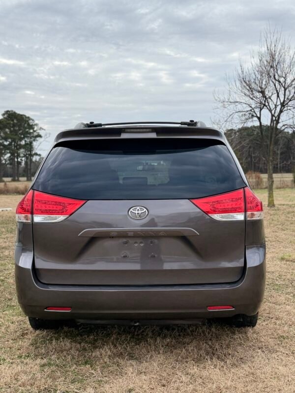 2013 TOYOTA SIENNA LE 55K MILLAS