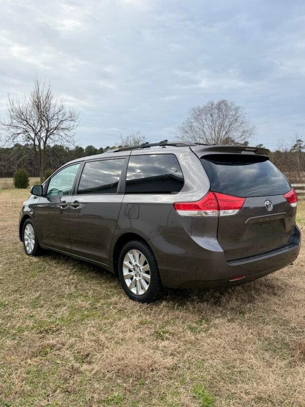 2013 TOYOTA SIENNA LE 55K MILLAS