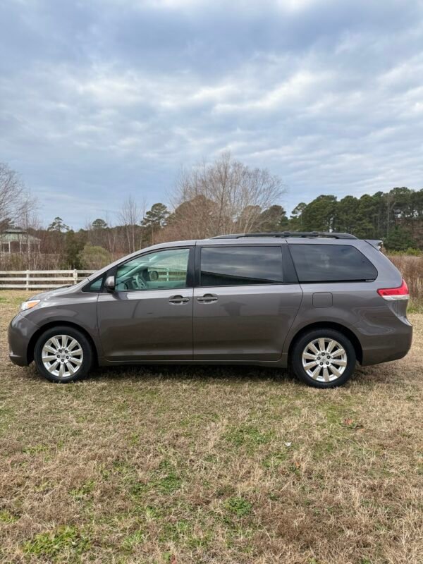2013 TOYOTA SIENNA LE 55K MILLAS
