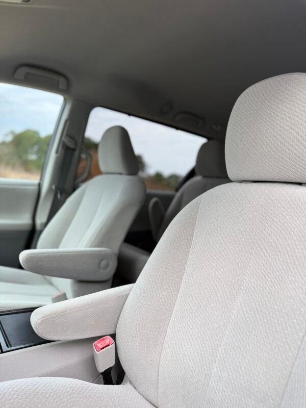 2013 TOYOTA SIENNA LE 55K MILLAS