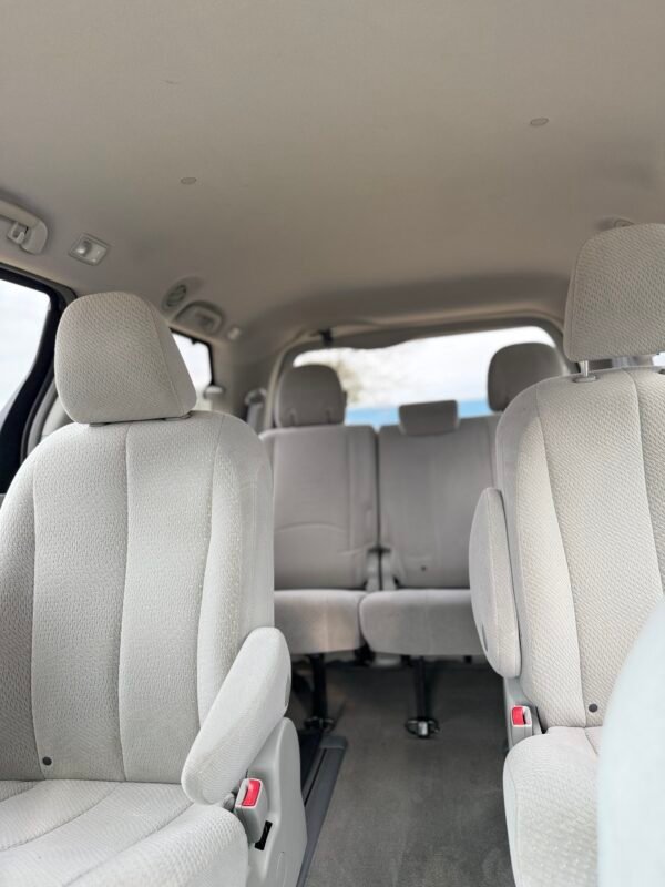 2013 TOYOTA SIENNA LE 55K MILLAS