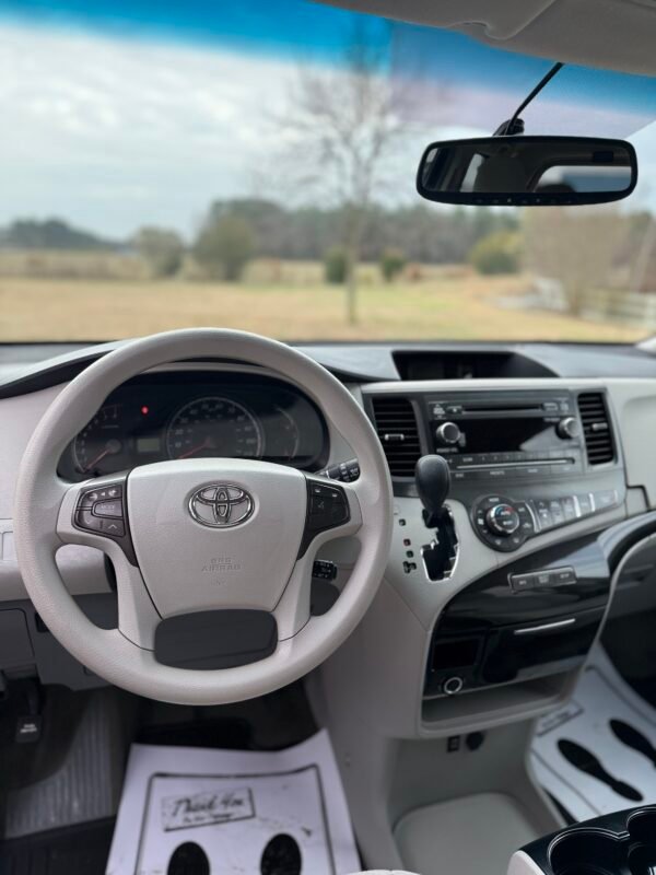 2013 TOYOTA SIENNA LE 55K MILLAS