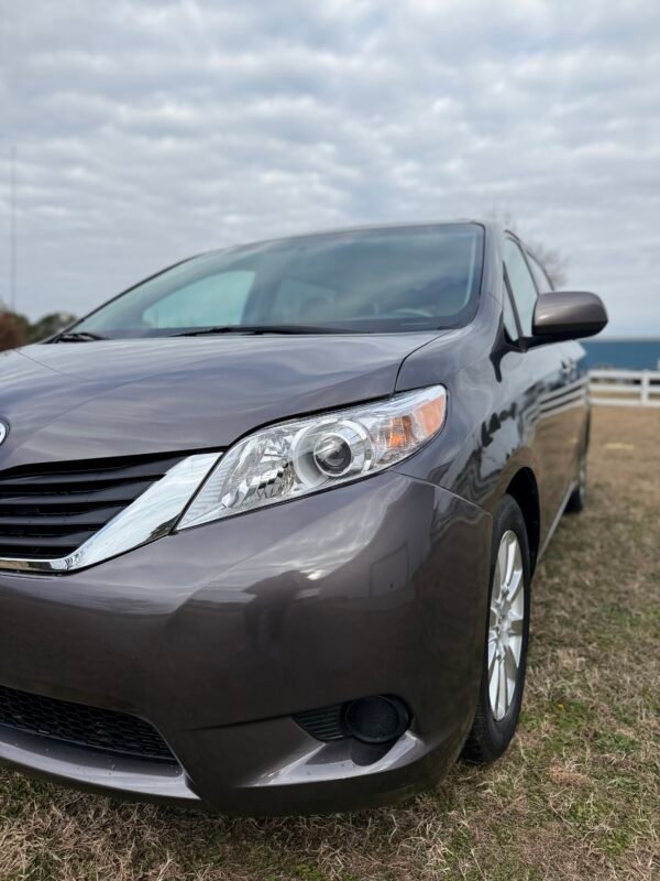 2013 TOYOTA SIENNA LE 55K MILLAS