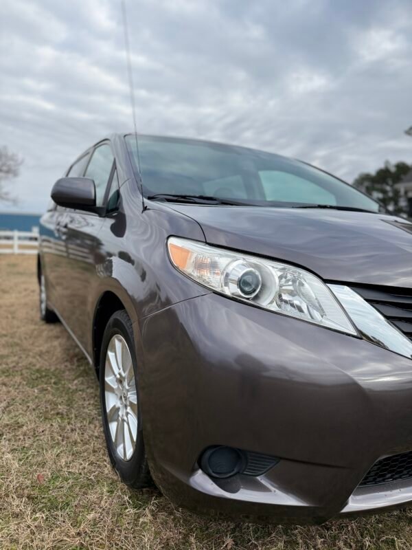 2013 TOYOTA SIENNA LE 55K MILLAS