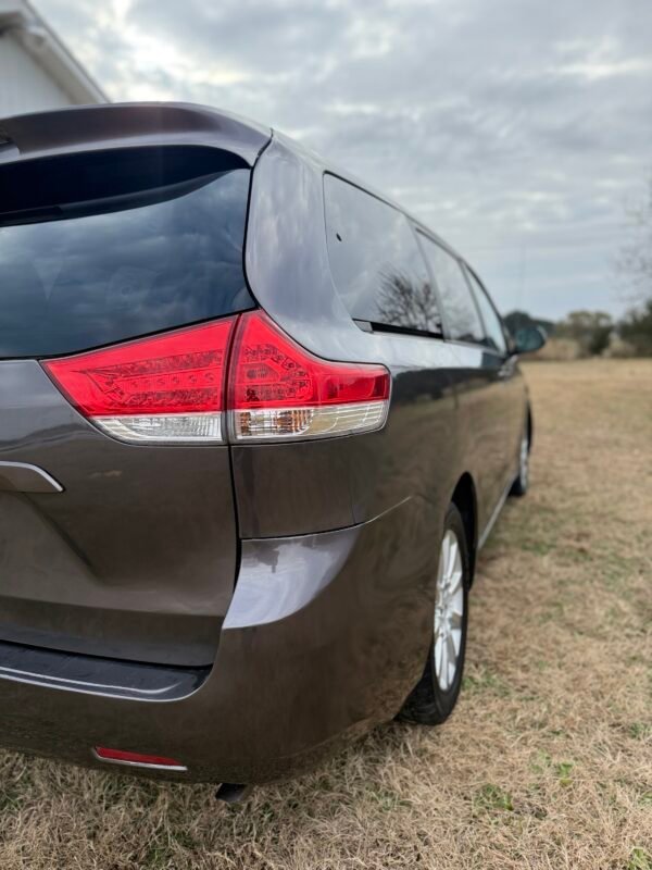 2013 TOYOTA SIENNA LE 55K MILLAS