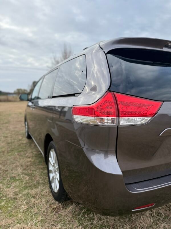 2013 TOYOTA SIENNA LE 55K MILLAS
