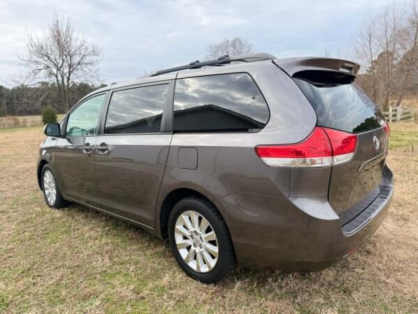 2013 TOYOTA SIENNA LE 55K MILLAS