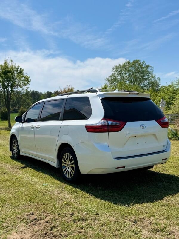 2020 TOYOTA SIENNA XLE | 102