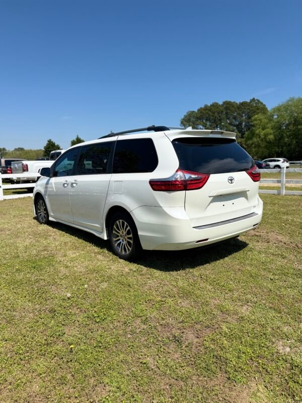 2020 TOYOTA SIENNA XLE | 102