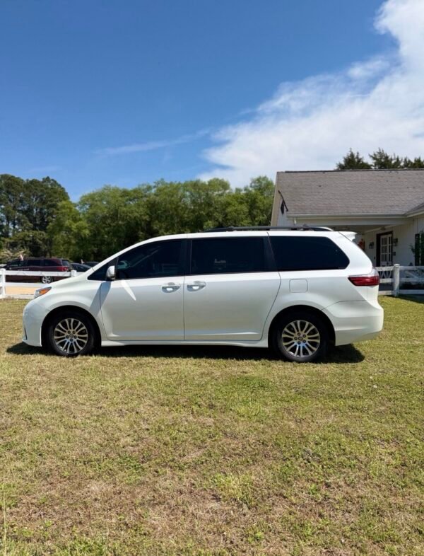2020 TOYOTA SIENNA XLE | 102K MILES