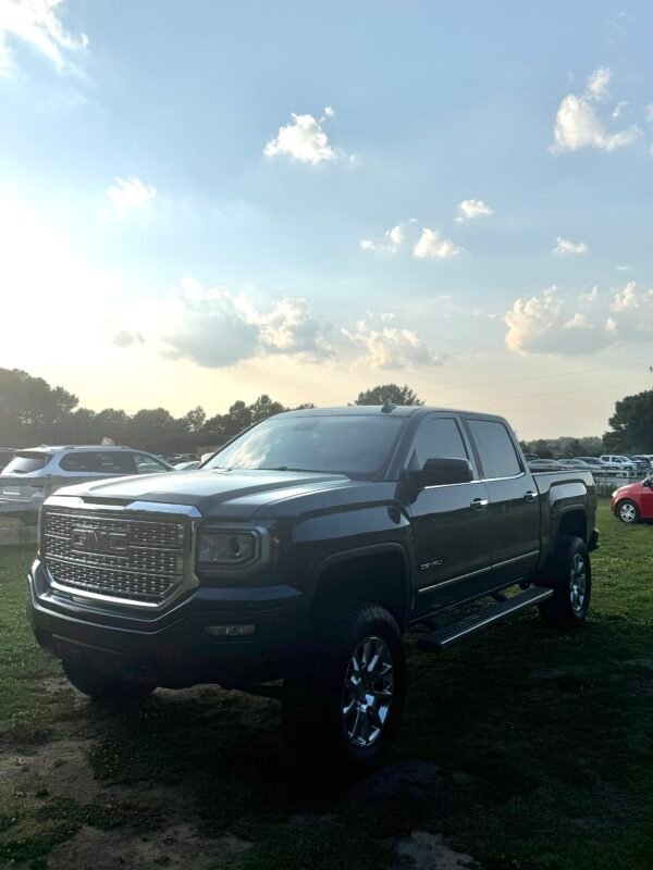 2017 GMC SIERRA DENALI 112 K MILLAS