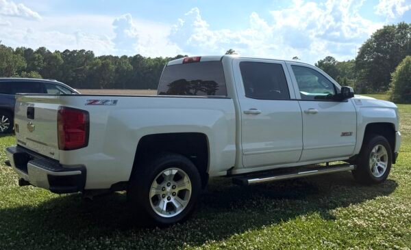 2018 CHEVROLET SILVERADO 65 K MILLAS
