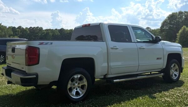 2018 CHEVROLET SILVERADO 65 K MILLAS